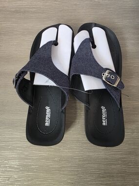 Aerosoft Women’s Black Denim Buckle Toe-Post Sandals